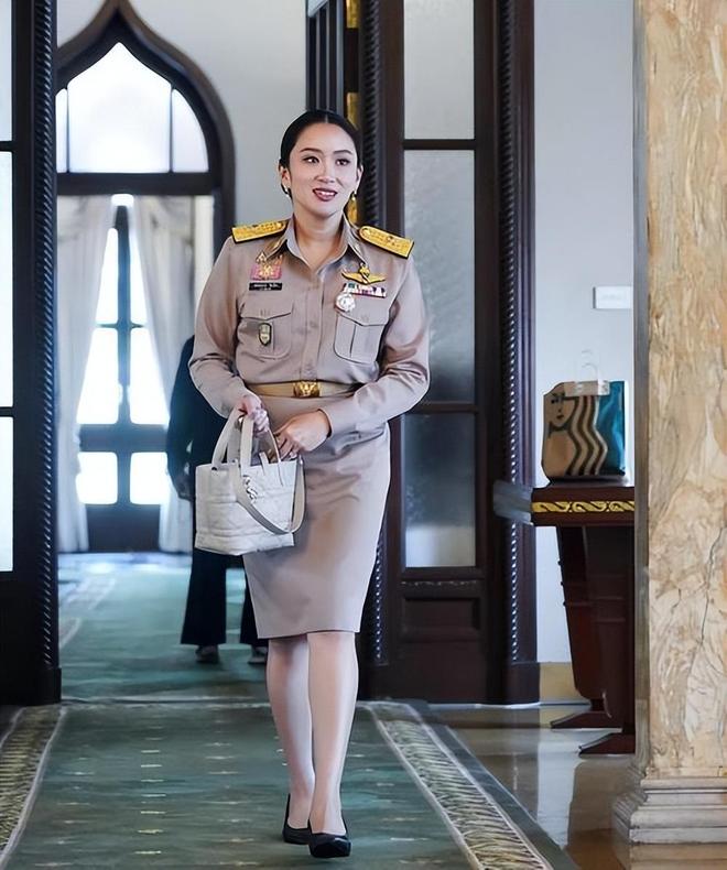 佩通坦的窘境才知他信家族最大的底气是她pg电子试玩平台离婚不离家！看到如今(图3)