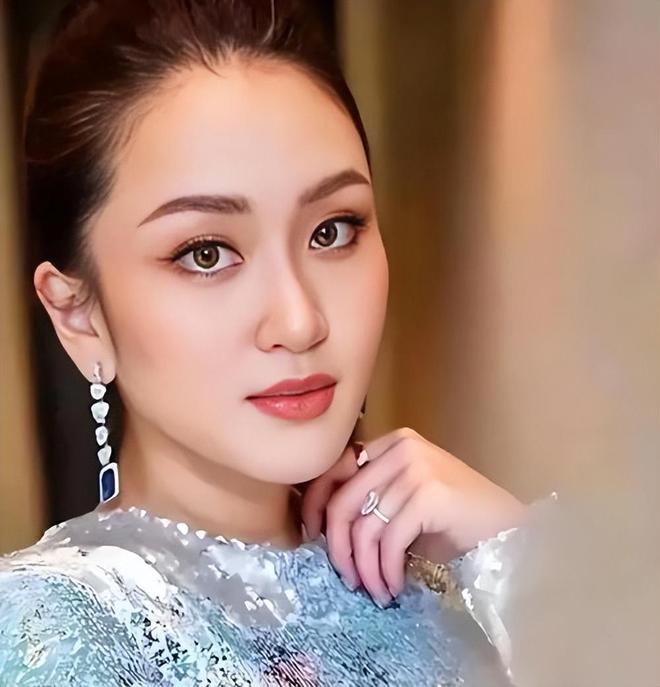 佩通坦的窘境才知他信家族最大的底气是她pg电子试玩平台离婚不离家！看到如今(图11)